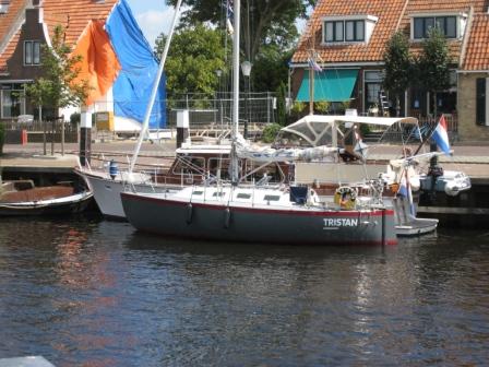 Redactieschip Tristan in de haven van Elburg